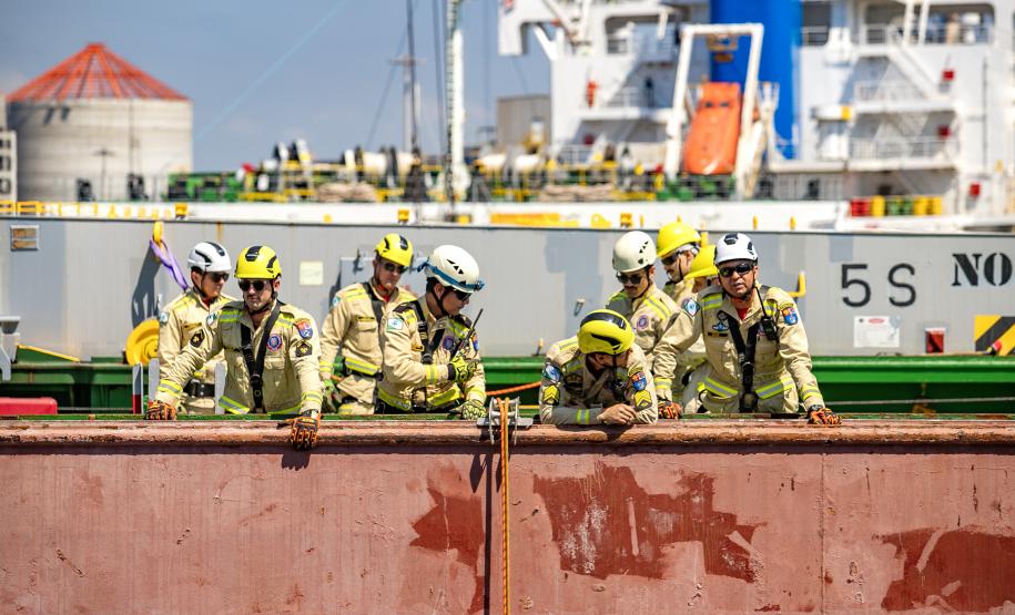 Porto de Paranaguá realiza simulação inédita de resgate em porão de navio