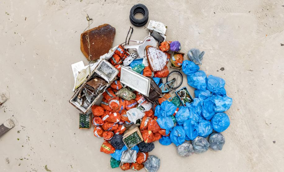 Mutirão de Limpeza das Praias da Ilha do Mel recolhe quase 11 toneladas de resíduos