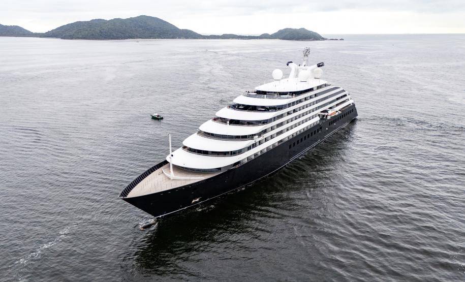 Portos do Paraná reforça turismo internacional com chegada de cruzeiro à Ilha do Mel