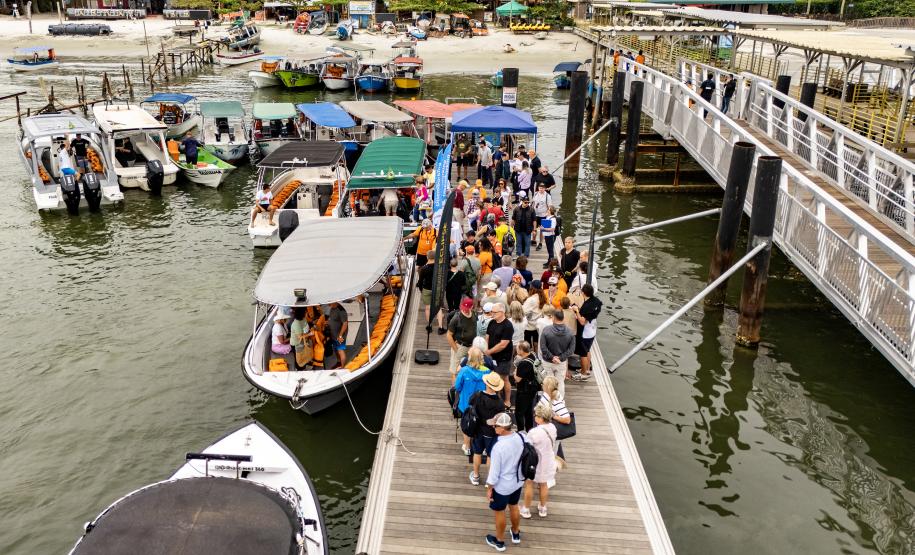 Portos do Paraná reforça turismo internacional com chegada de cruzeiro à Ilha do Mel