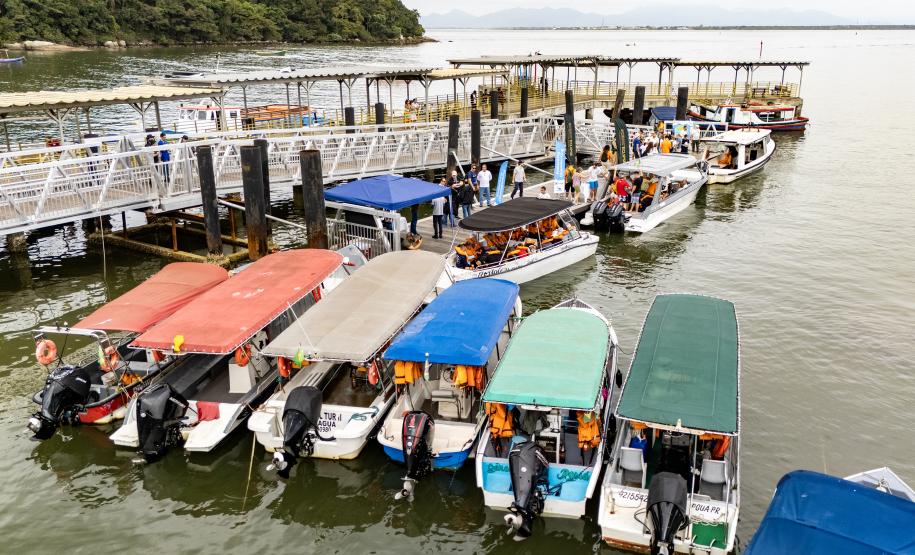 Portos do Paraná reforça turismo internacional com chegada de cruzeiro à Ilha do Mel