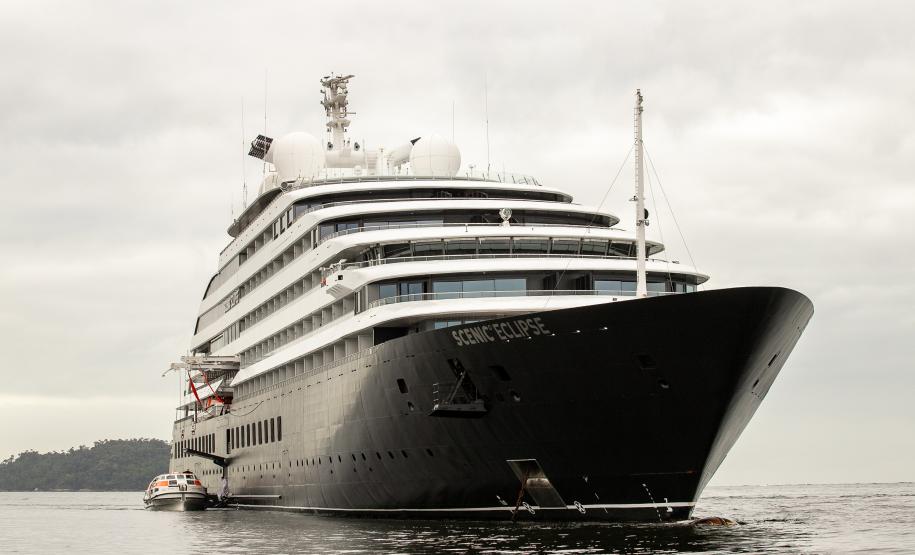 Portos do Paraná reforça turismo internacional com chegada de cruzeiro à Ilha do Mel