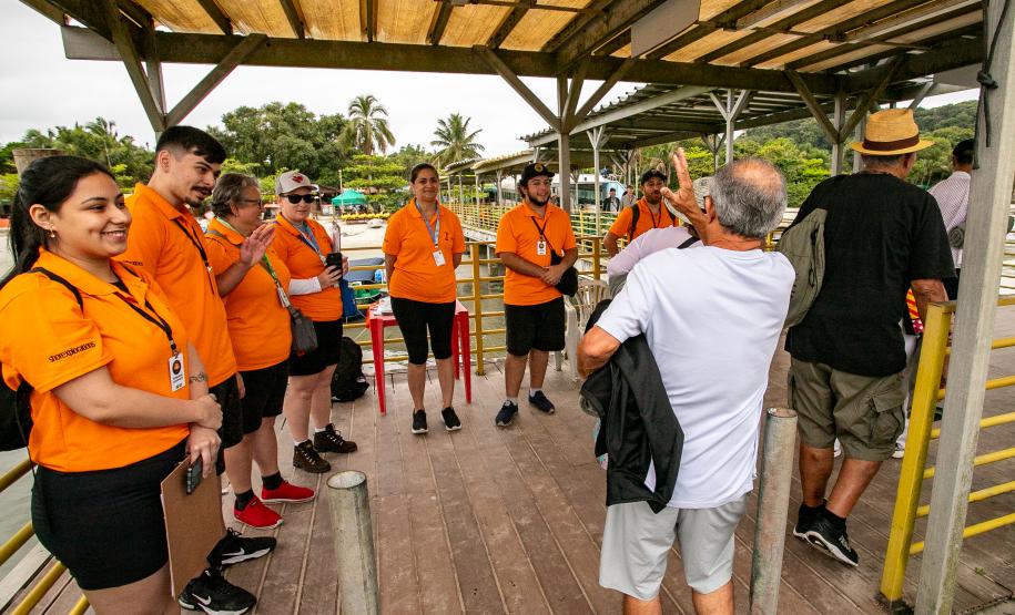 Portos do Paraná reforça turismo internacional com chegada de cruzeiro à Ilha do Mel