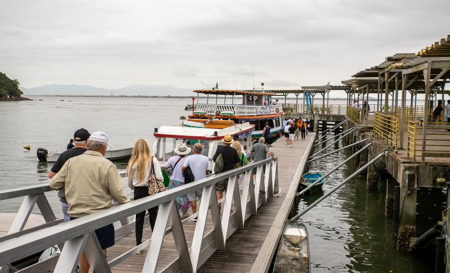 Portos do Paraná reforça turismo internacional com chegada de cruzeiro à Ilha do Mel