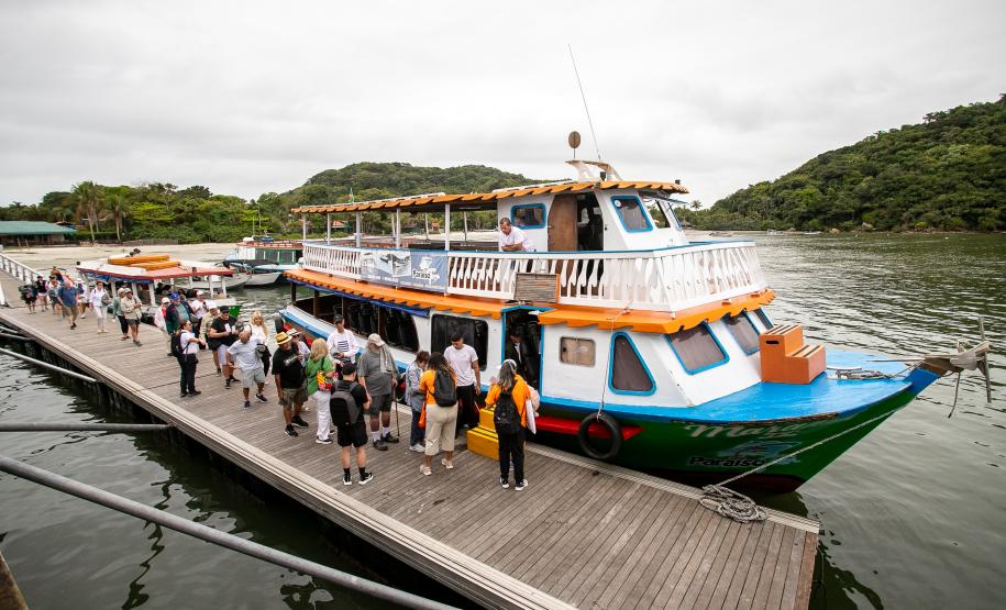 Portos do Paraná reforça turismo internacional com chegada de cruzeiro à Ilha do Mel