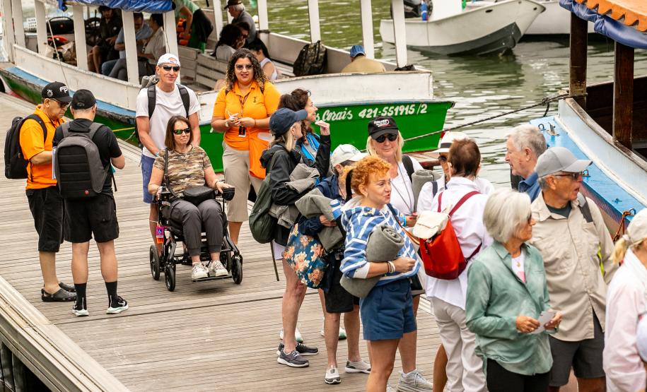 Portos do Paraná reforça turismo internacional com chegada de cruzeiro à Ilha do Mel