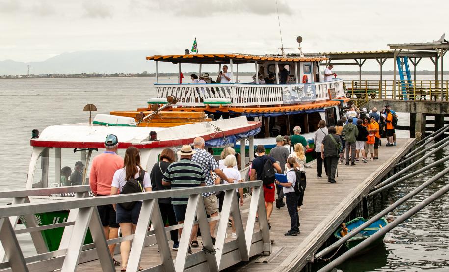 Portos do Paraná reforça turismo internacional com chegada de cruzeiro à Ilha do Mel