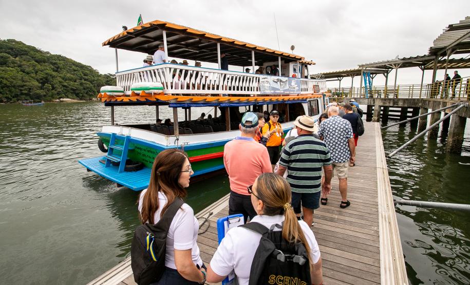 Portos do Paraná reforça turismo internacional com chegada de cruzeiro à Ilha do Mel
