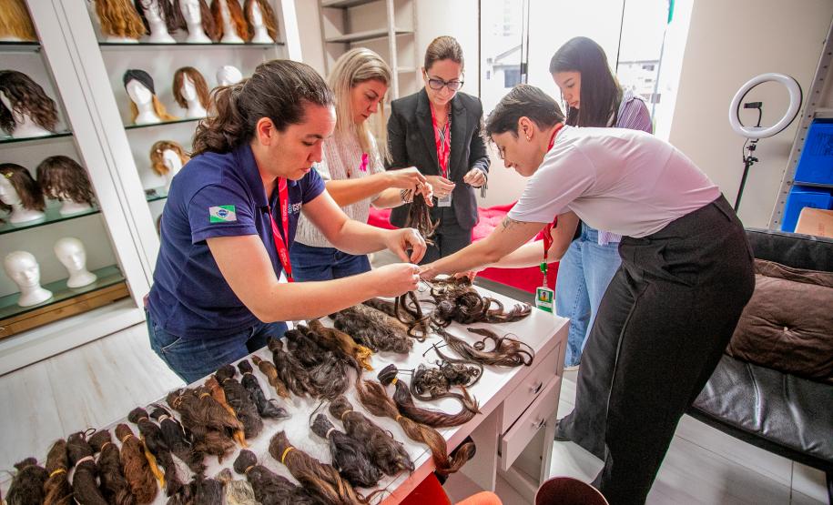 Portos do Paraná entrega mechas de cabelo doadas por colaboradores no Outubro Rosa