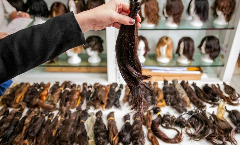 Portos do Paraná entrega mechas de cabelo doadas por colaboradores no Outubro Rosa