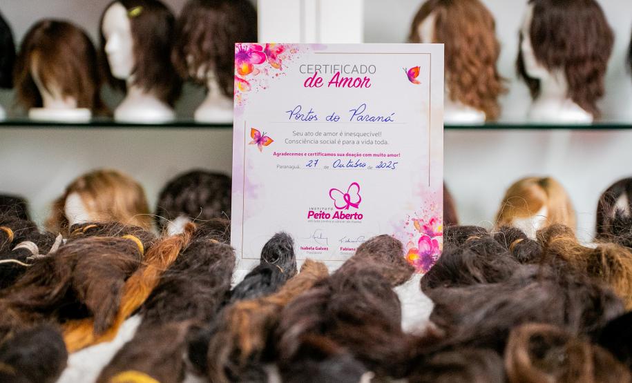 Portos do Paraná entrega mechas de cabelo doadas por colaboradores no Outubro Rosa