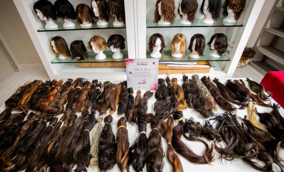 Portos do Paraná entrega mechas de cabelo doadas por colaboradores no Outubro Rosa