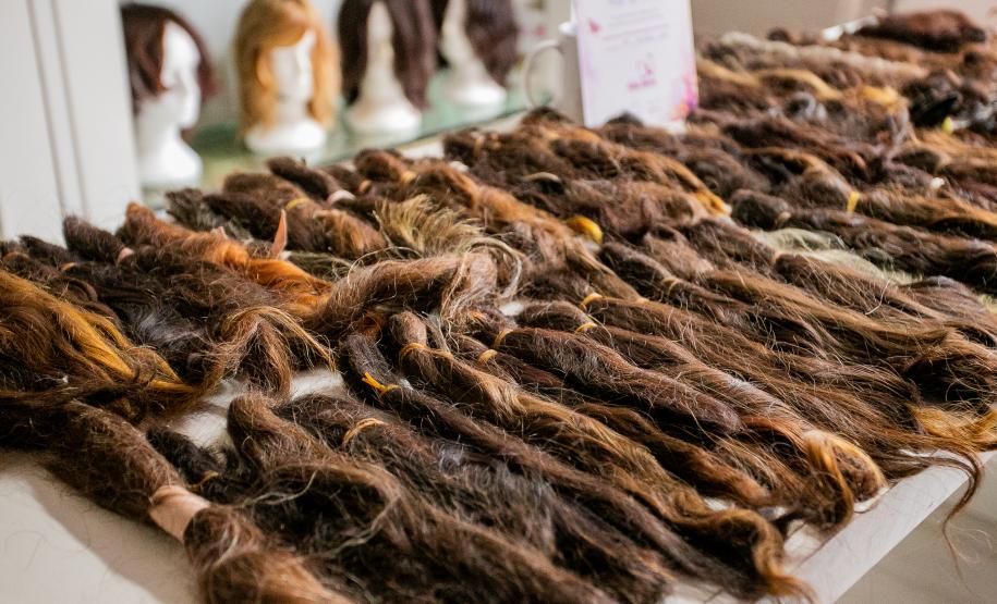 Portos do Paraná entrega mechas de cabelo doadas por colaboradores no Outubro Rosa