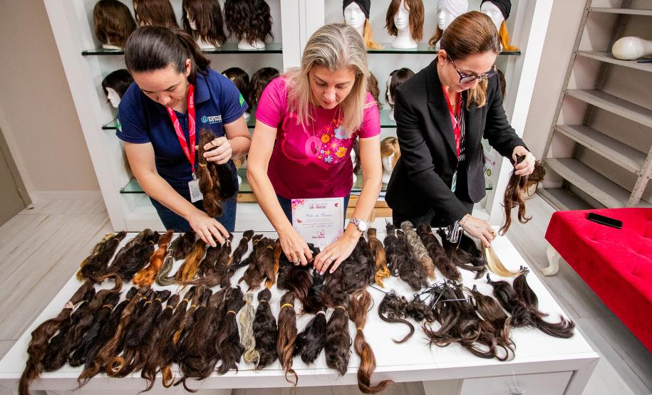 Portos do Paraná entrega mechas de cabelo doadas por colaboradores no Outubro Rosa