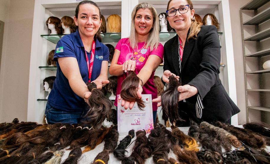 Portos do Paraná entrega mechas de cabelo doadas por colaboradores no Outubro Rosa