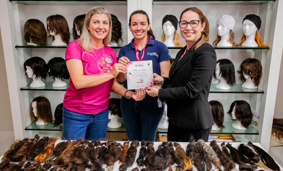 Portos do Paraná entrega mechas de cabelo doadas por colaboradores no Outubro Rosa