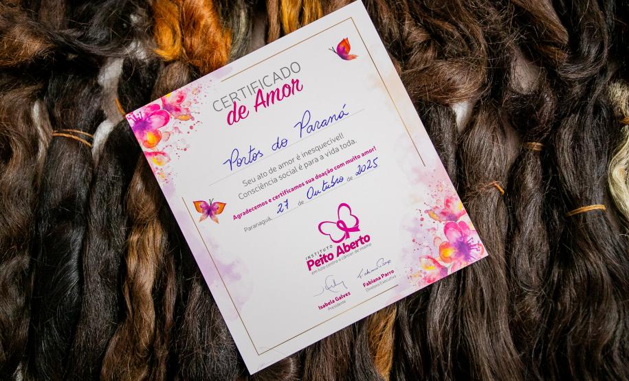 Portos do Paraná entrega mechas de cabelo doadas por colaboradores no Outubro Rosa