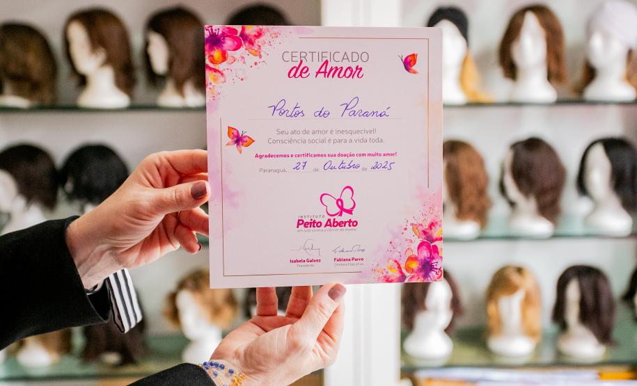 Portos do Paraná entrega mechas de cabelo doadas por colaboradores no Outubro Rosa