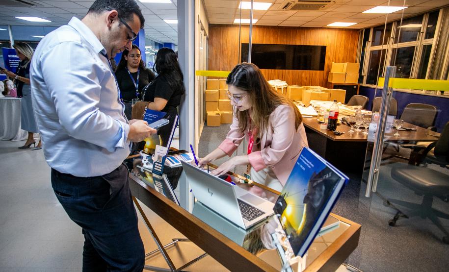 Porto de Paranaguá celebra 90 anos com exposição fotográfica dos colaboradores