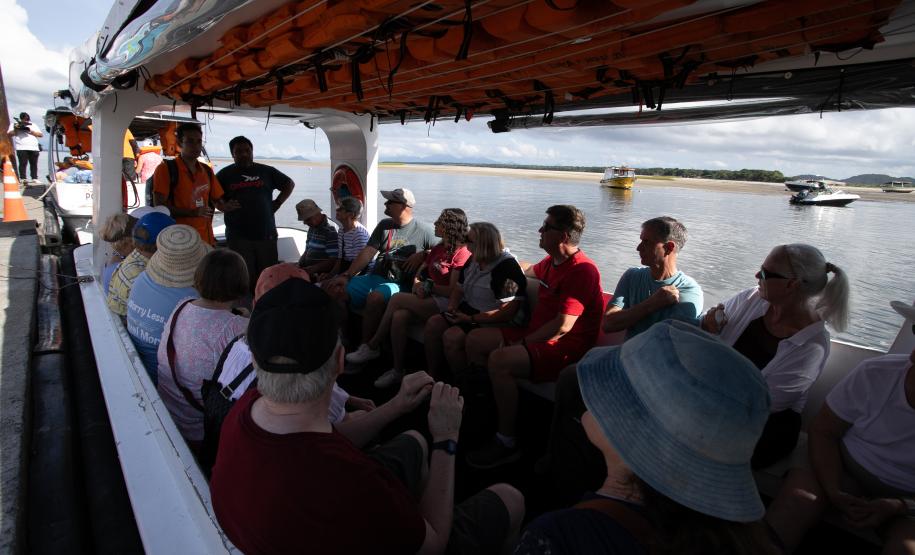 Litoral do Paraná recebe cruzeiro de luxo com passageiros da Europa e EUA