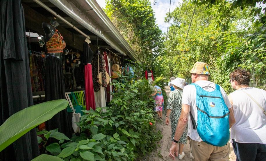 Litoral do Paraná recebe cruzeiro de luxo com passageiros da Europa e EUA