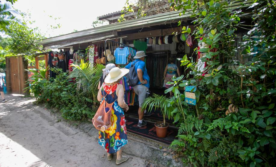 Litoral do Paraná recebe cruzeiro de luxo com passageiros da Europa e EUA