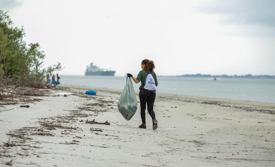 Mutirão de Limpeza das Praias da Ilha do Mel recolhe quase 11 toneladas de resíduos