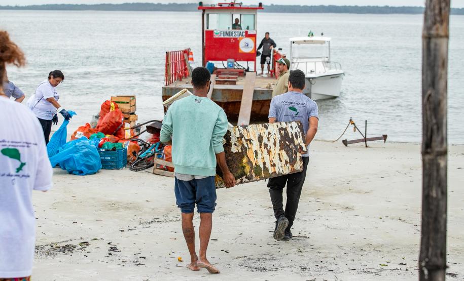 Mutirão de Limpeza das Praias da Ilha do Mel recolhe quase 11 toneladas de resíduos