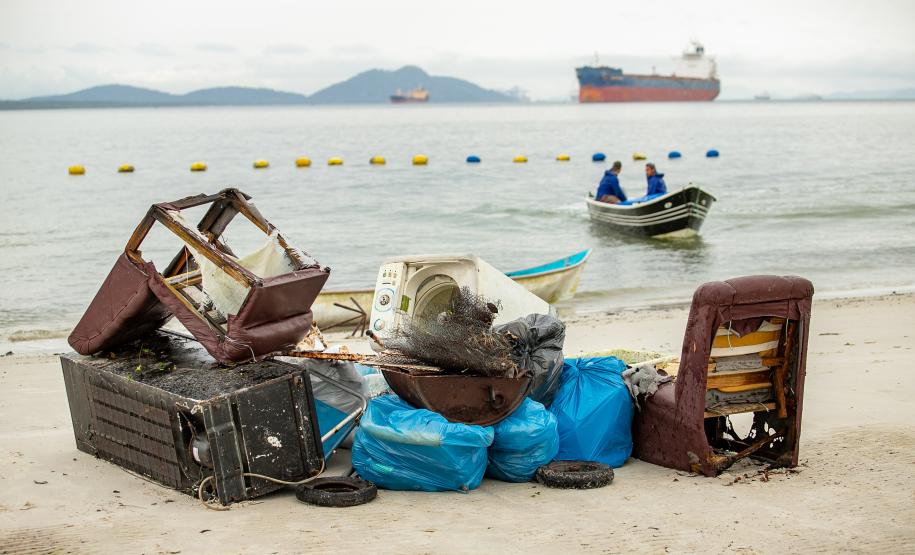 Mutirão de Limpeza das Praias da Ilha do Mel recolhe quase 11 toneladas de resíduos