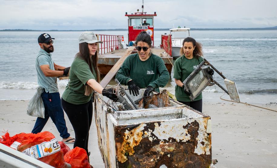 Mutirão de Limpeza das Praias da Ilha do Mel recolhe quase 11 toneladas de resíduos