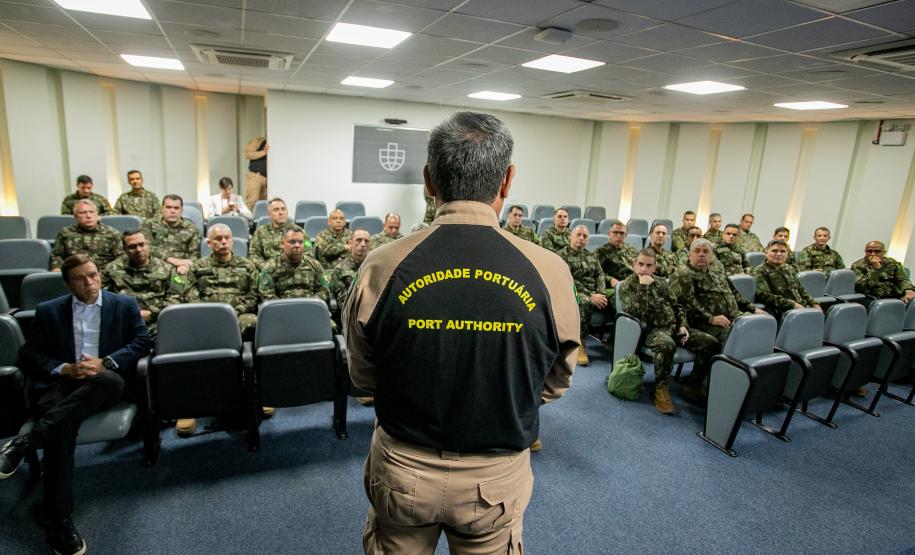 Coronéis do curso de alta administração do Exército visitam o Porto de Paranaguá