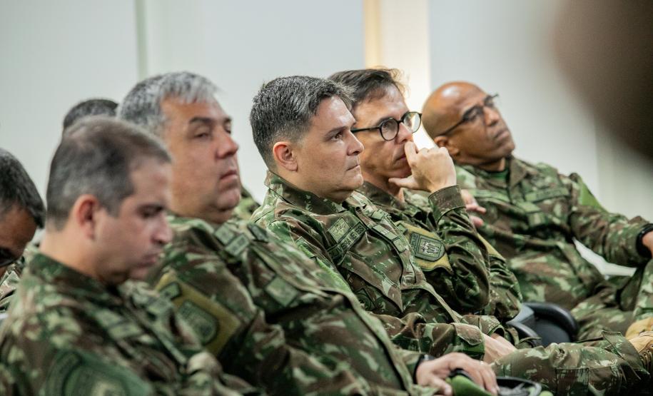 Coronéis do curso de alta administração do Exército visitam o Porto de Paranaguá