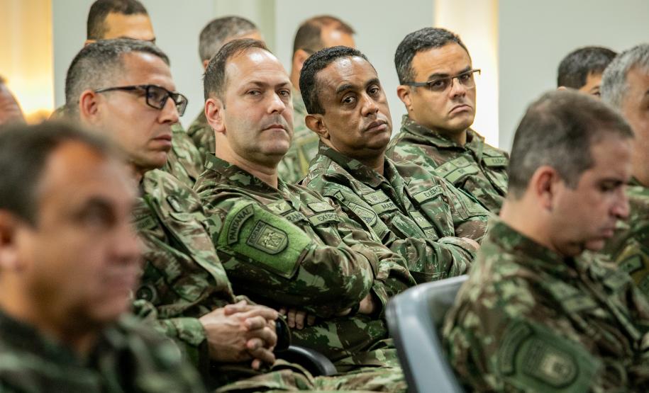 Coronéis do curso de alta administração do Exército visitam o Porto de Paranaguá