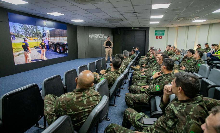 Coronéis do curso de alta administração do Exército visitam o Porto de Paranaguá