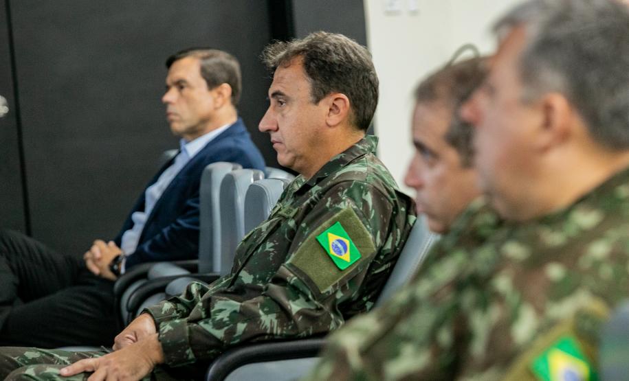 Coronéis do curso de alta administração do Exército visitam o Porto de Paranaguá
