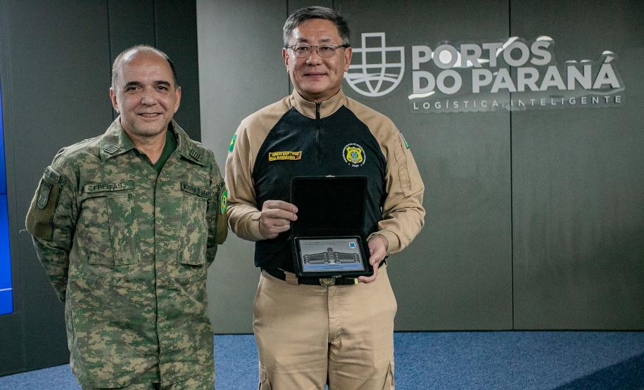 Coronéis do curso de alta administração do Exército visitam o Porto de Paranaguá