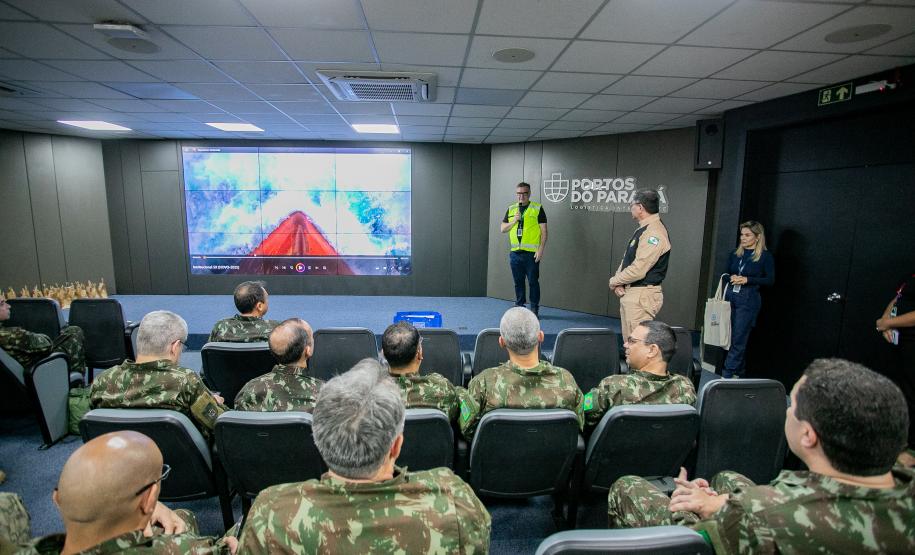 Coronéis do curso de alta administração do Exército visitam o Porto de Paranaguá