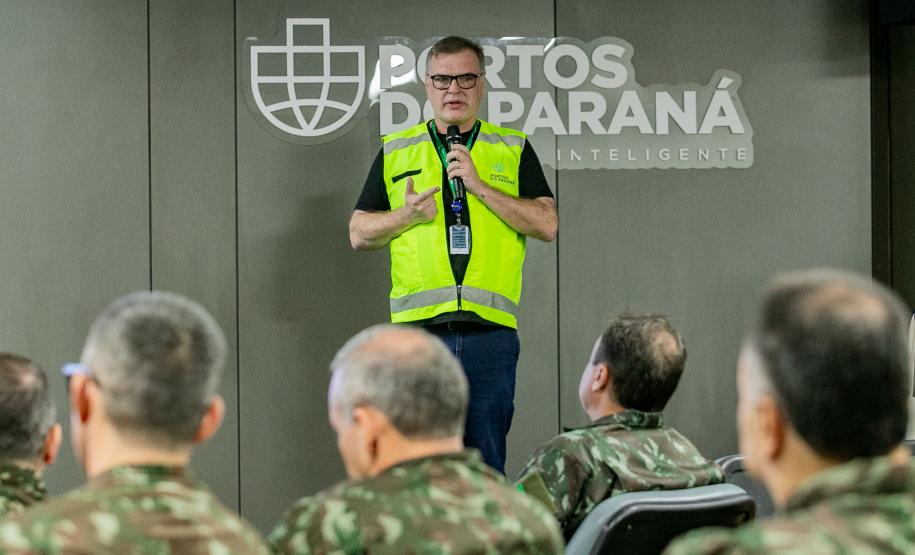 Coronéis do curso de alta administração do Exército visitam o Porto de Paranaguá