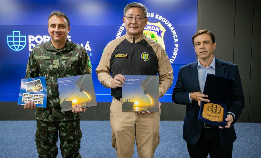 Coronéis do curso de alta administração do Exército visitam o Porto de Paranaguá