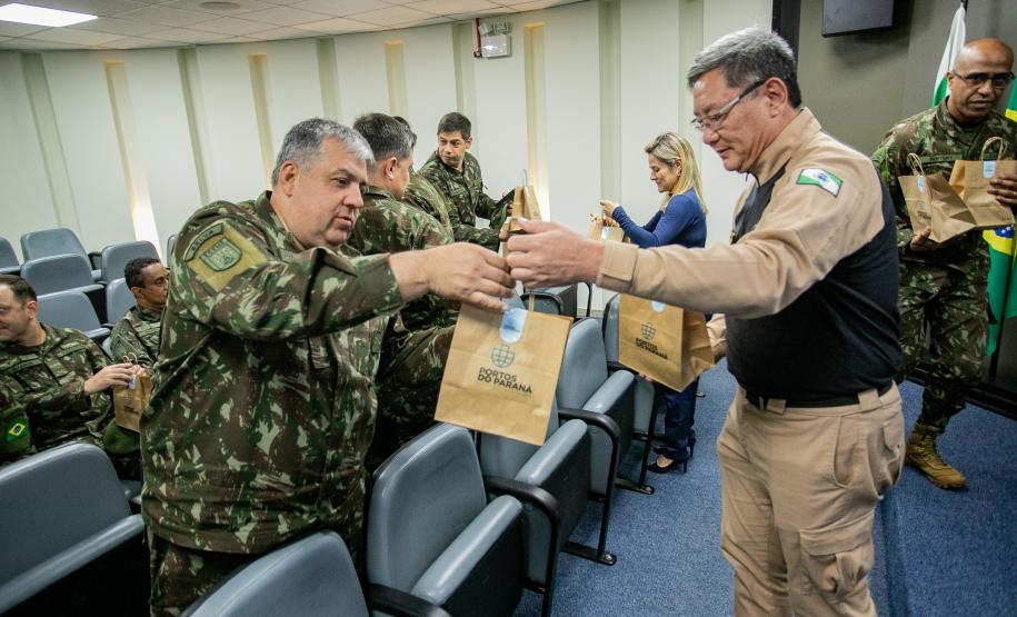 Coronéis do curso de alta administração do Exército visitam o Porto de Paranaguá