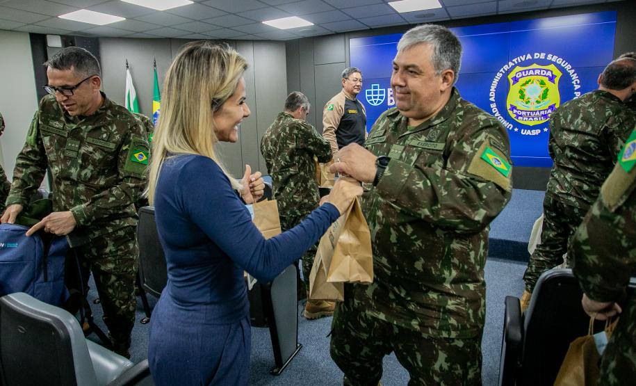Coronéis do curso de alta administração do Exército visitam o Porto de Paranaguá
