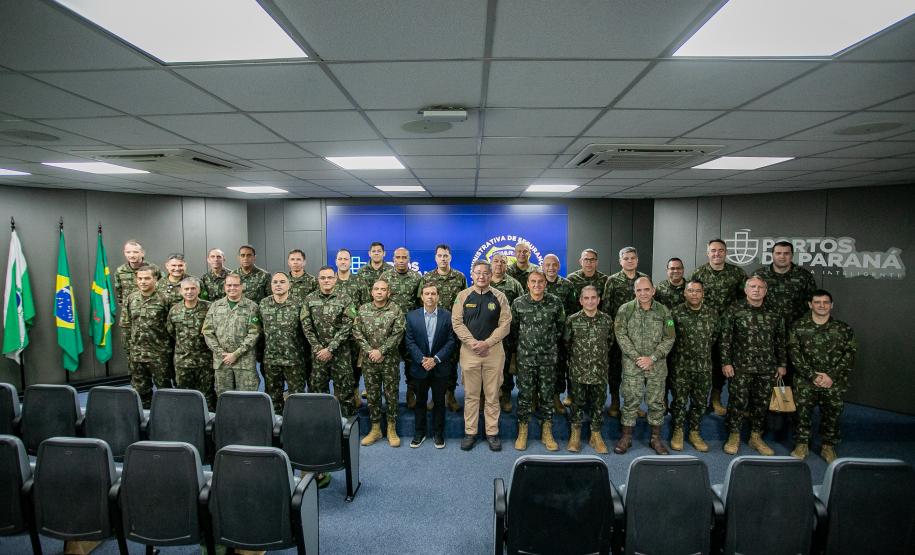 Coronéis do curso de alta administração do Exército visitam o Porto de Paranaguá