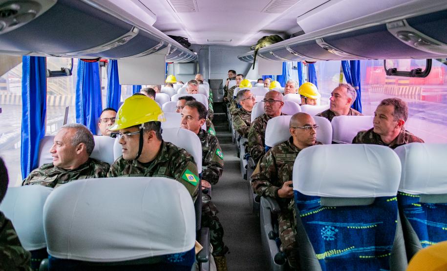 Coronéis do curso de alta administração do Exército visitam o Porto de Paranaguá