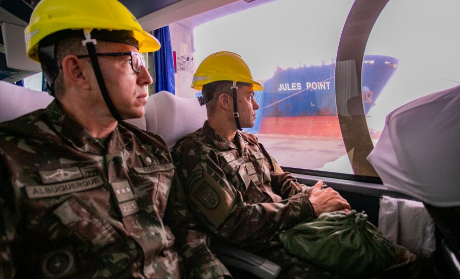 Coronéis do curso de alta administração do Exército visitam o Porto de Paranaguá