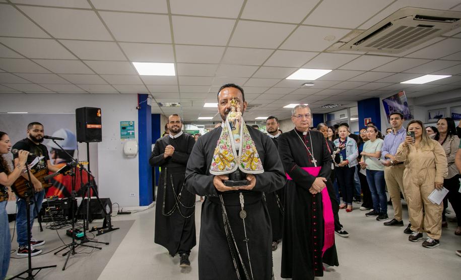 Imagem de Nossa Senhora do Rocio é recebida com homenagens no Porto de Paranaguá