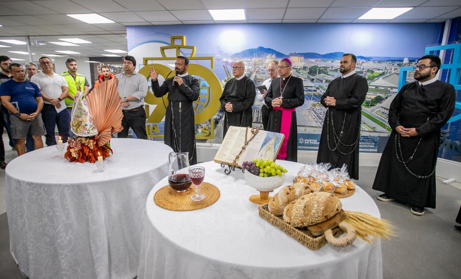 Imagem de Nossa Senhora do Rocio é recebida com homenagens no Porto de Paranaguá