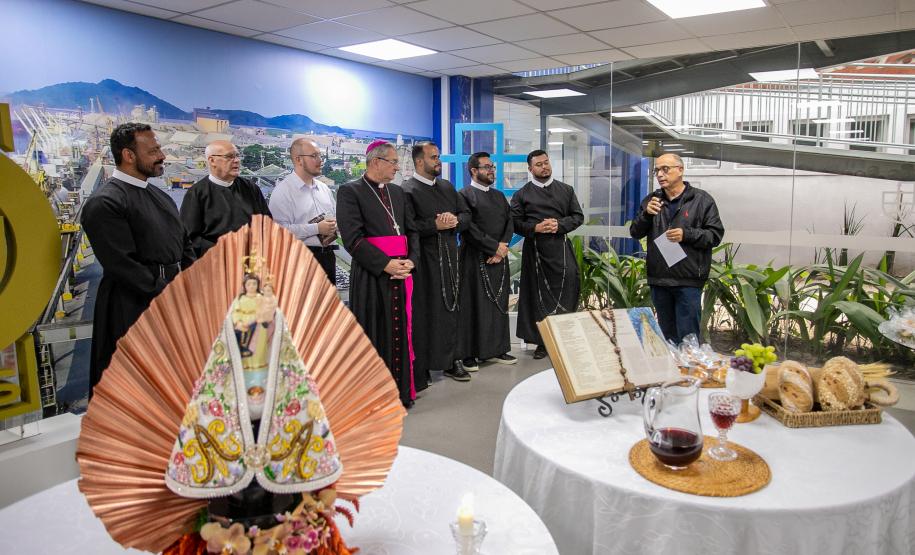 Imagem de Nossa Senhora do Rocio é recebida com homenagens no Porto de Paranaguá