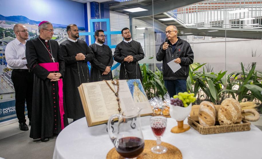 Imagem de Nossa Senhora do Rocio é recebida com homenagens no Porto de Paranaguá