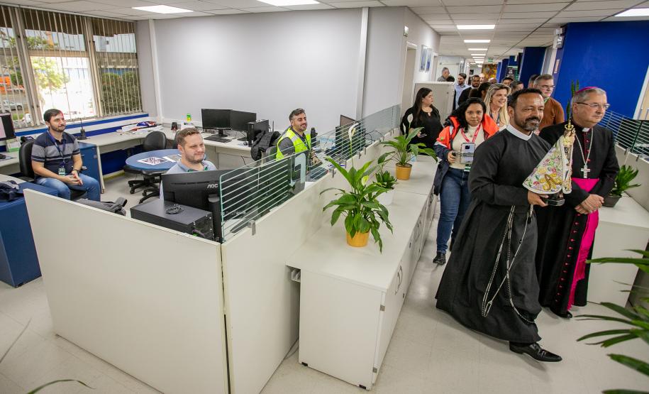 Imagem de Nossa Senhora do Rocio é recebida com homenagens no Porto de Paranaguá