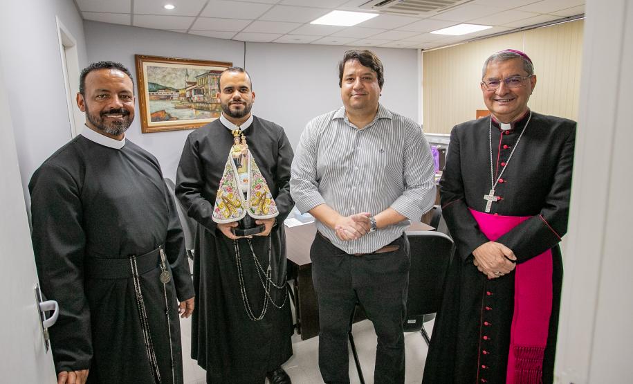 Imagem de Nossa Senhora do Rocio é recebida com homenagens no Porto de Paranaguá